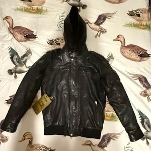 NEW with tags Men’s Sz M Black leather bomber jacket with hood. 3M Thinsulate